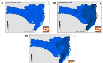 Verão em SC terá calor intenso e chuvas irregulares Mapas meteorológicos da Defesa Civil de Santa Catarina detalhando a previsão de chuvas irregulares para os meses de dezembro, janeiro e fevereiro, com destaque para o aumento da umidade no litoral em janeiro.