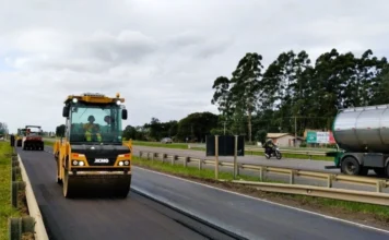 ViaCosteira faz reparo emergencial na BR-101 sentido Sul Rolo compressor asfaltando a BR-101 em Tubarão. ViaCosteira realiza reparo emergencial no km 332, sentido Sul, com interdição da faixa direita para segurança dos motoristas.
