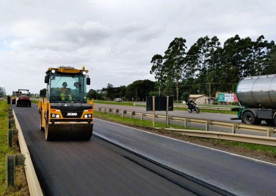 Rolo compressor asfaltando a BR-101 em Tubarão. ViaCosteira realiza reparo emergencial no km 332, sentido Sul, com interdição da faixa direita para segurança dos motoristas.