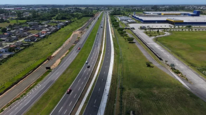 ViaCosteira libera nova marginal da BR-101 em Araranguá Nova via marginal da BR-101 em Araranguá. ViaCosteira libera trecho no km 413 sentido Porto Alegre para melhorar a segurança e o fluxo de veículos próximo à AllianceOne.