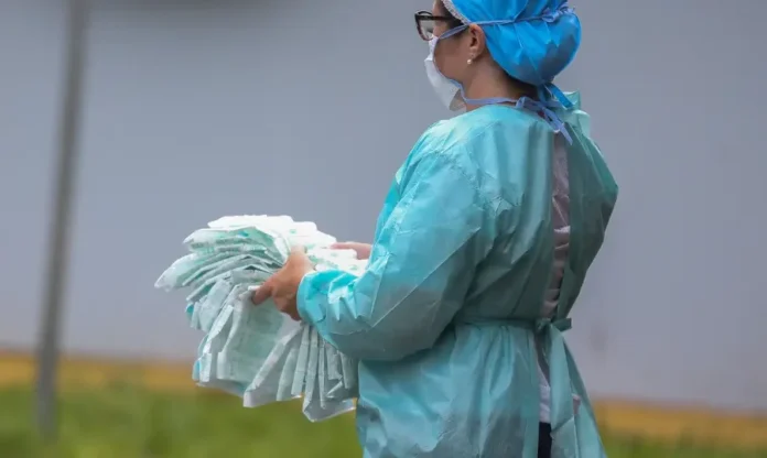Vírus K Variante da gripe no Brasil não gera alerta, diz SBIm Profissional de saúde manuseia máscaras de proteção, simbolizando as medidas de prevenção contra variantes da gripe, como o recém-identificado vírus K