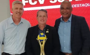 Vôlei: Mampituba/Unesc recebe Troféu Eficiência da Federação Vôlei feminino de Criciúma recebe Troféu Eficiência da FCV. Presidente do Mampituba, Larciney Antônio Fabris, celebra o título de melhor equipe feminina de Santa Catarina em 2025.