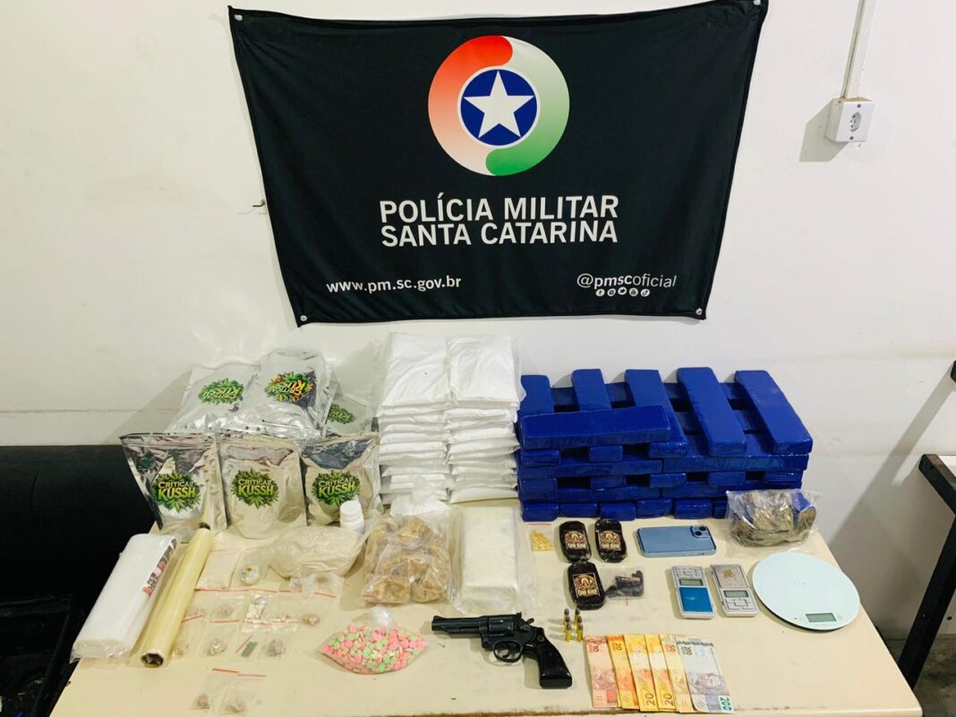 foto dos entorpecentes em cima de uma mesa