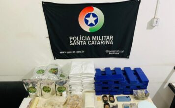 PMSC apreende grande quantidade de drogas em Araranguá foto dos entorpecentes em cima de uma mesa