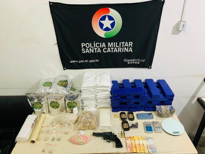 WhatsApp Image 2025-11-30 at 23.09.29 foto dos entorpecentes em cima de uma mesa