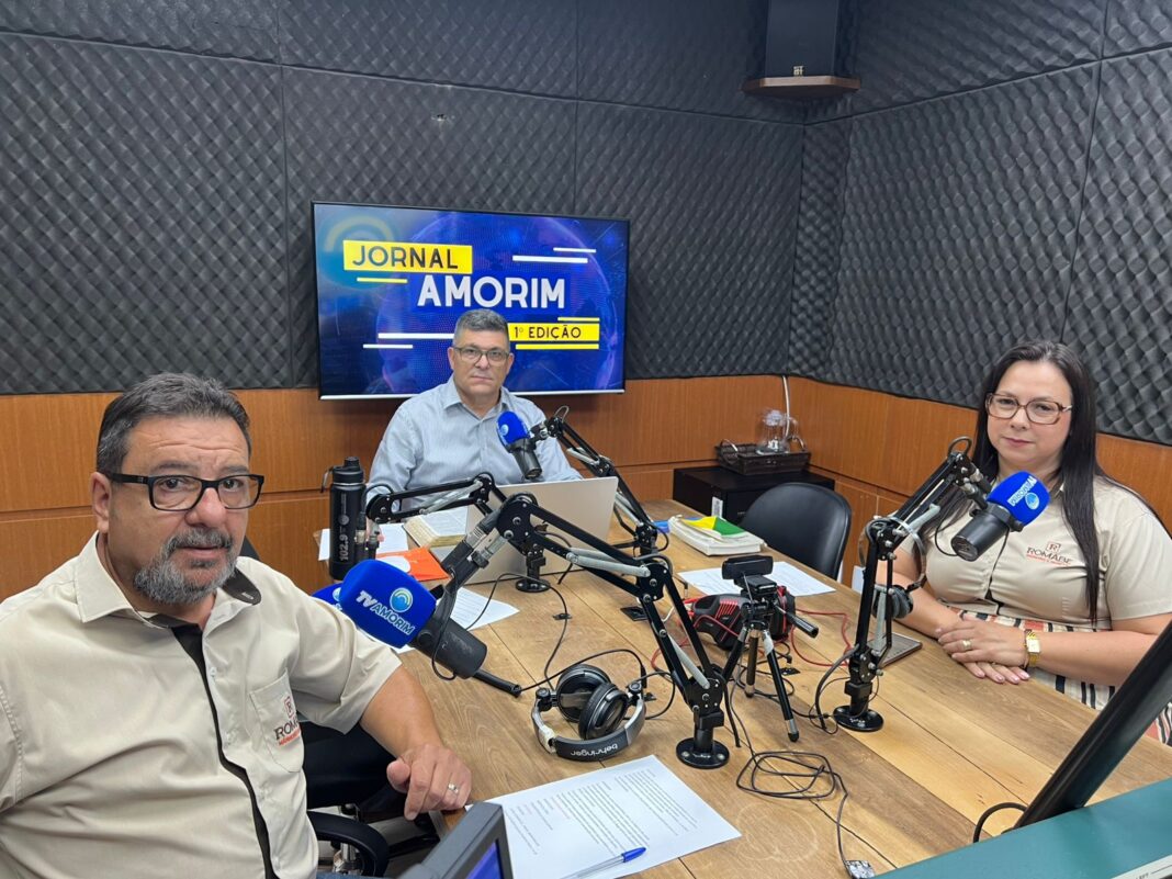 WhatsApp Image 2025-12-04 at 09.10.13 3 pessoas na mesa de entrevista