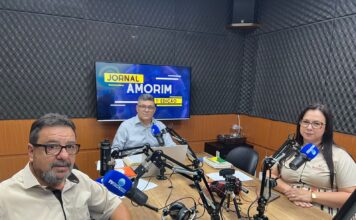 Romabe Marmoraria é referência em pedras naturais na região Sul 3 pessoas na mesa de entrevista