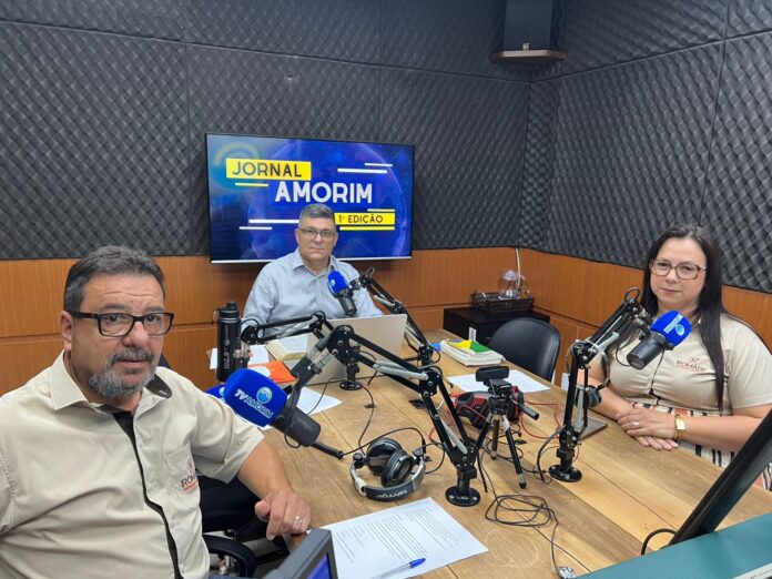 WhatsApp Image 2025-12-04 at 09.10.13 3 pessoas na mesa de entrevista