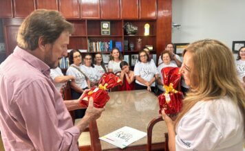 Dona de Mim visita gabinete do prefeito de Araranguá