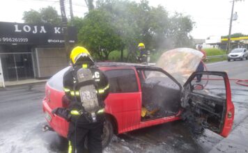Incêndio atinge veículo na Avenida Universitária em Criciúma