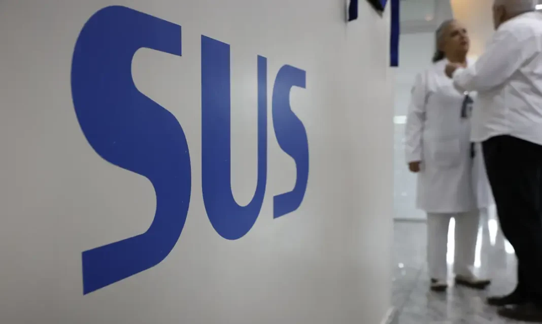 Foto de uma parede escrito sus