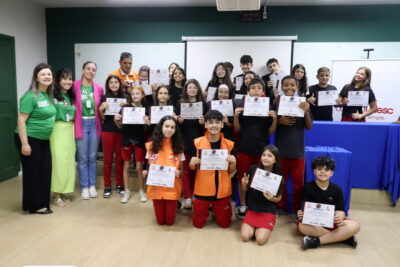 Crianças no ato da formatura