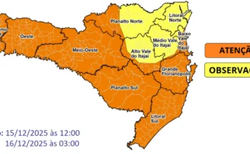Temporais marcam o início da última semana da primavera Mapa de Santa Catarina mostrando o aviso meteorológico para temporais. A maior parte do estado, incluindo Extremo Oeste, Oeste, Meio-Oeste, Planalto Sul, Litoral Sul, Grande Florianópolis e Alto Vale do Itajaí, está em ATENÇÃO (cor laranja). As regiões do Planalto Norte, Litoral Norte, Médio Vale e Baixo Vale do Itajaí estão em OBSERVAÇÃO (cor amarela). O aviso é válido das 12h00 de 15/12/2025 às 03h00 de 16/12/2025.