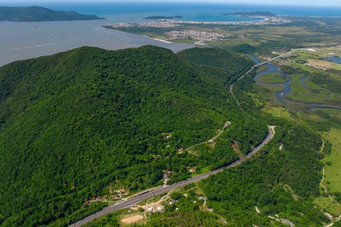 ACIVA cobra prazos e questiona pedágio no Morro dos Cavalos Vista aérea do Morro dos Cavalos e da BR-101, trecho que receberá a obra do túnel anunciada pelo ministro dos Transportes e acompanhada pela ACIVA.