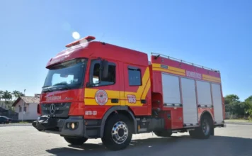 Acidente na BR-101: Carro capota em Santa Rosa do Sul Caminhão do Corpo de Bombeiros. Acidente na BR-101 em Santa Rosa do Sul envolve capotamento de Fiat Siena com três ocupantes; vítima de 28 anos foi desencarcerada e levada ao Hospital Dom Joaquim.