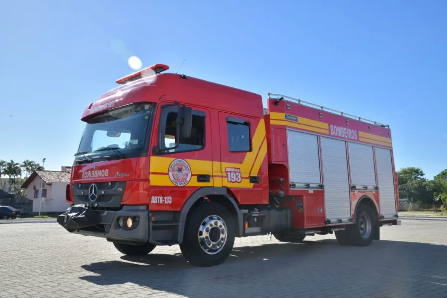 Caminhão do Corpo de Bombeiros. Acidente na BR-101 em Santa Rosa do Sul envolve capotamento de Fiat Siena com três ocupantes; vítima de 28 anos foi desencarcerada e levada ao Hospital Dom Joaquim.