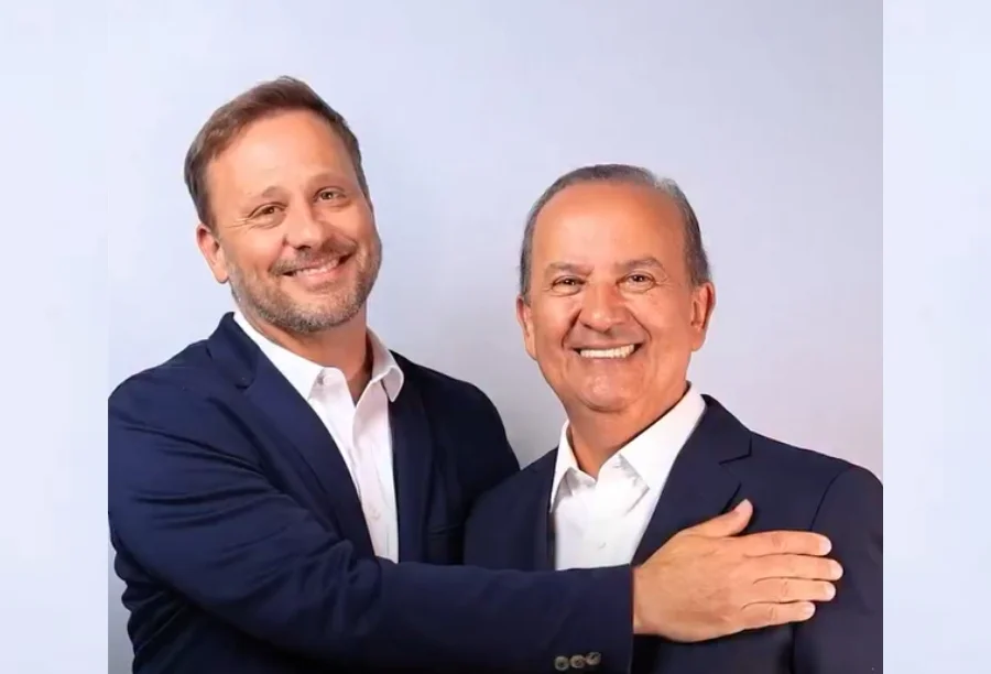 Adriano Silva aceita ser pré-candidato a vice de Jorginho Adriano Silva, prefeito de Joinville, e Jorginho Mello, governador de Santa Catarina, posam juntos e sorridentes para foto, oficializando a pré-candidatura de Silva a vice-governador na chapa de Mello para as eleições de 2026. Ambos vestem paletó azul-marinho e camisa branca. Adriano Silva, à esquerda, abraça Jorginho Mello, à direita, em um gesto de união política. O fundo é liso em tom azul-claro.