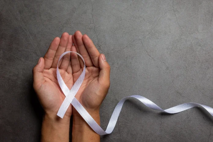 Alesc reforça campanha Janeiro Branco e prevenção ao suicídio "Mãos seguram o laço branco, símbolo da campanha Janeiro Branco, representando o convite ao cuidado com a saúde mental e ao diálogo, temas centrais da matéria."