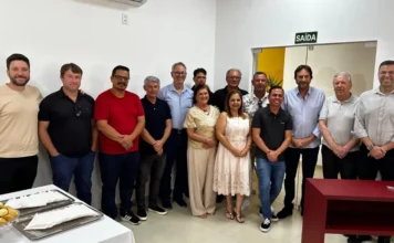 Araranguá autoriza reforma para centro de educação especial Registro oficial da cerimônia de assinatura da Ordem de Serviço em Araranguá. Um grupo de autoridades municipais, secretários, vereadores e os pais de Hans Gabriel Prohmann posam juntos em uma sala de recepção com paredes brancas, celebrando o início das obras do novo centro de atendimento educacional especializado.