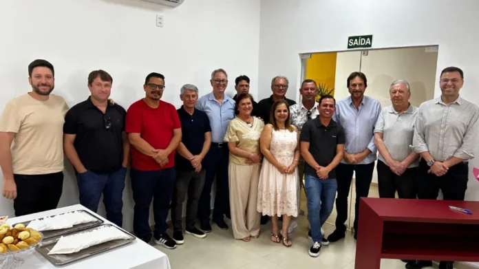 Araranguá autoriza reforma para centro de educação especial (1) Registro oficial da cerimônia de assinatura da Ordem de Serviço em Araranguá. Um grupo de autoridades municipais, secretários, vereadores e os pais de Hans Gabriel Prohmann posam juntos em uma sala de recepção com paredes brancas, celebrando o início das obras do novo centro de atendimento educacional especializado.