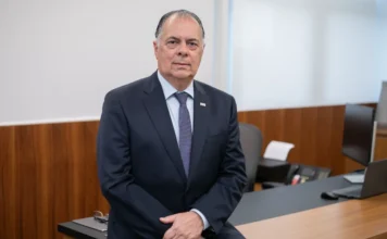 Associativismo é pilar da indústria de SC, diz Seleme Gilberto Seleme, presidente da FIESC, vestindo terno azul escuro e gravata, posa encostado em uma mesa de escritório. Ele é o autor do artigo sobre o associativismo e a força das exportações da indústria de Santa Catarina.