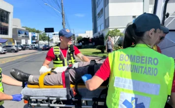 Balanço do 4º BBM destaca 11,5 mil ocorrências no ano Bombeiros militares e comunitários do 4º Batalhão de Criciúma realizam o transporte de um paciente em uma maca durante um atendimento pré-hospitalar em via pública. A imagem ilustra a principal demanda da corporação em 2025, que concentrou a maioria dos chamados na região sul de Santa Catarina.