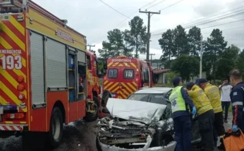Batida entre Celta e ônibus fere jovem em Criciúma Jovem de 20 anos fica preso às ferragens após colisão entre carro e ônibus em Criciúma. Vítima foi resgatada hoje.