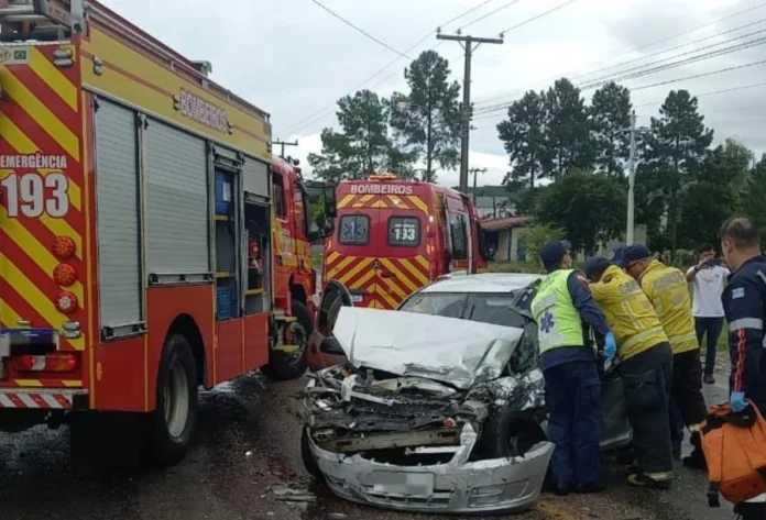 Batida entre Celta e ônibus fere jovem em Criciúma Jovem de 20 anos fica preso às ferragens após colisão entre carro e ônibus em Criciúma. Vítima foi resgatada hoje.