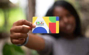 Bolsa Família sobe para R$ 697,77 em janeiro; veja valores Cartão do Bolsa Família em destaque, representando o aumento do valor médio do benefício para R$ 697,77 e o alcance de 18,77 milhões de famílias neste mês.