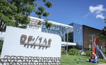Bolsonaro deixa o hospital e retorna para a prisão da PF Fachada do Hospital DF Star em Brasília. Após cirurgias e bloqueios nervosos para tratar soluços, Jair Bolsonaro deixa a unidade de saúde e retorna à carceragem da Polícia Federal por determinação judicial.
