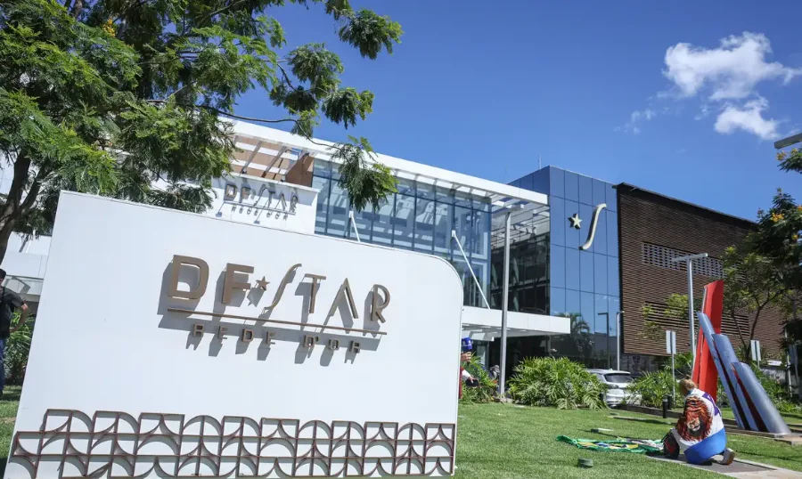 Fachada do Hospital DF Star em Brasília. Após cirurgias e bloqueios nervosos para tratar soluços, Jair Bolsonaro deixa a unidade de saúde e retorna à carceragem da Polícia Federal por determinação judicial.