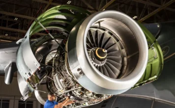 CNPq 75 anos: O motor por trás das grandes conquistas do país Mecânico realiza manutenção técnica em uma grande turbina de aeronave da Embraer, ilustrando o desenvolvimento da indústria aeronáutica nacional impulsionado pela formação de engenheiros e pesquisas financiadas pelo CNPq.