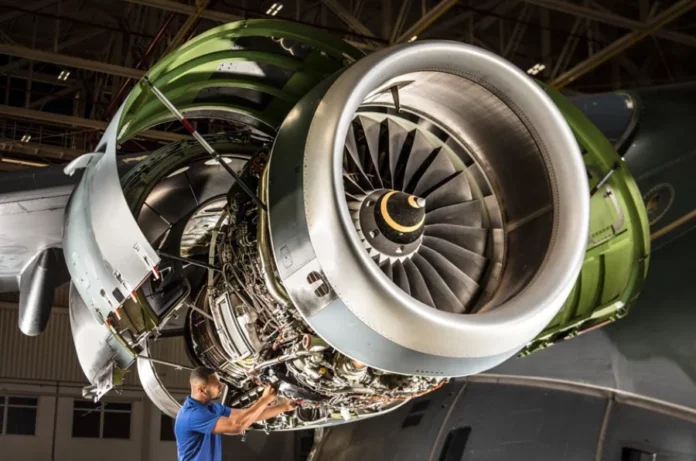 CNPq 75 anos O motor por trás das grandes conquistas do país Mecânico realiza manutenção técnica em uma grande turbina de aeronave da Embraer, ilustrando o desenvolvimento da indústria aeronáutica nacional impulsionado pela formação de engenheiros e pesquisas financiadas pelo CNPq.