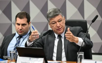 CPMI do INSS ouvirá Daniel Vorcaro e ex-presidente do BMG O presidente da CPMI do INSS, senador Carlos Viana, gesticula com as mãos enquanto fala ao microfone durante uma sessão da comissão parlamentar que investiga fraudes financeiras.