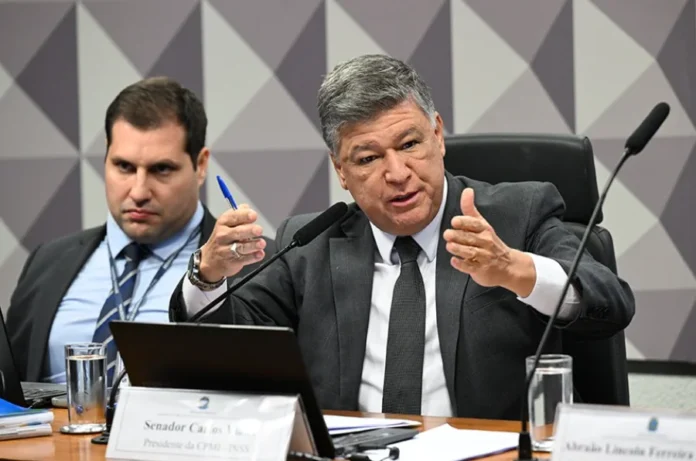 CPMI do INSS ouvirá Daniel Vorcaro e ex-presidente do BMG O presidente da CPMI do INSS, senador Carlos Viana, gesticula com as mãos enquanto fala ao microfone durante uma sessão da comissão parlamentar que investiga fraudes financeiras.