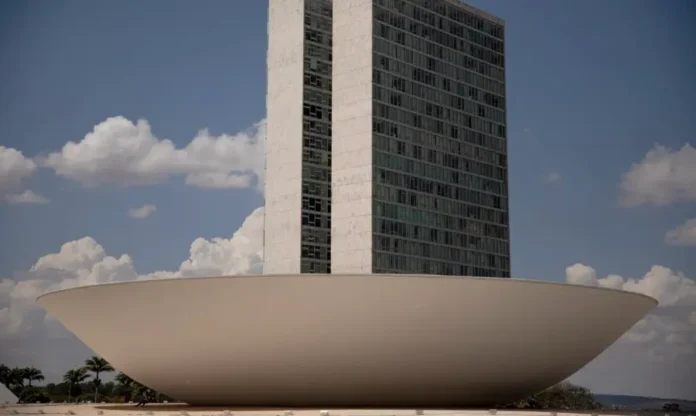 Câmara dos Deputados abre inscrições para novo concurso Prédio da Câmara dos Deputados em Brasília. Inscrições abertas para concurso com 140 vagas (imediatas e reserva) para Analista e Técnico Legislativo; provas marcadas para 8 de março em todas as capitais.