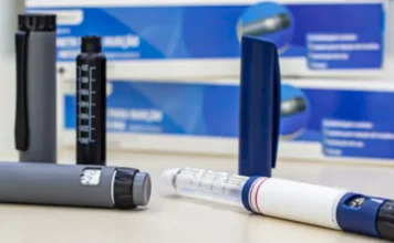 Canetas para emagrecer: os riscos para a terceira idade Close-up de uma mão segurando uma caneta de medicação injetável para emagrecimento. A imagem destaca o dispositivo utilizado para o tratamento de obesidade e diabetes mencionado no texto.