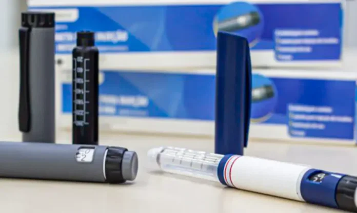 Canetas para emagrecer os riscos para a terceira idade Close-up de uma mão segurando uma caneta de medicação injetável para emagrecimento. A imagem destaca o dispositivo utilizado para o tratamento de obesidade e diabetes mencionado no texto.