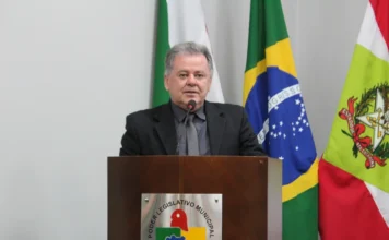 Célio Elias presidirá Câmara de Forquilhinha novamente Vereador Célio Elias na tribuna da Câmara de Forquilhinha. Mesa Diretora é mantida para 2026 com Laísa Figueiredo na vice-presidência e foco na harmonia com o Executivo municipal.
