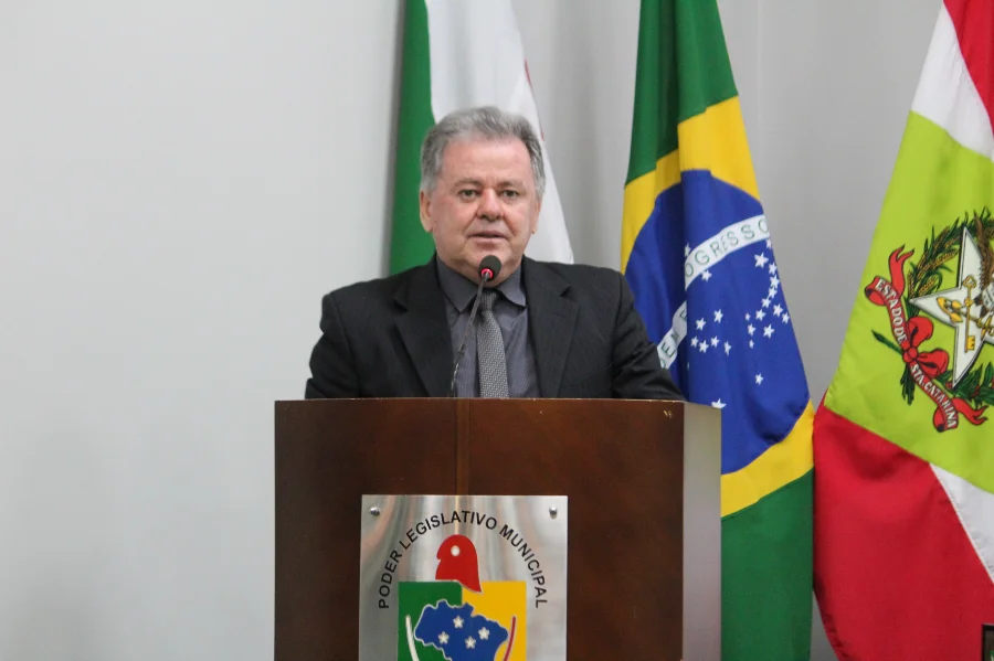 Vereador Célio Elias na tribuna da Câmara de Forquilhinha. Mesa Diretora é mantida para 2026 com Laísa Figueiredo na vice-presidência e foco na harmonia com o Executivo municipal.