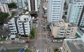Centro de Criciúma: Joaquim Nabuco terá trânsito parcial Vista aérea de uma rua asfaltada em área urbana com prédios altos, semelhante à região central de Criciúma mencionada na matéria sobre obras de revitalização viária.