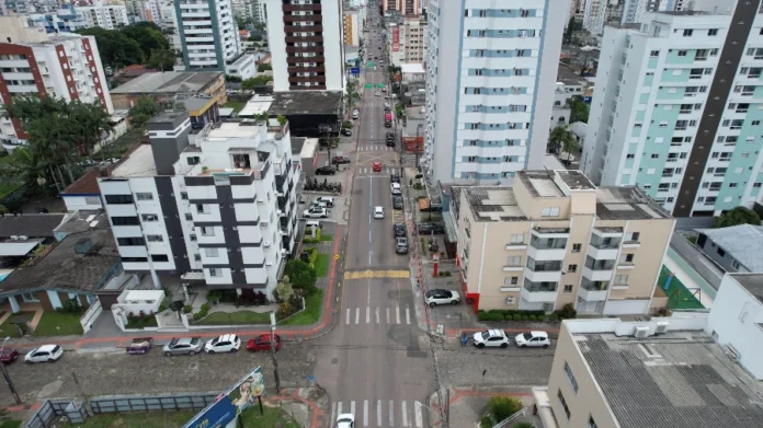 Centro de Criciúma Joaquim Nabuco terá trânsito parcial Vista aérea de uma rua asfaltada em área urbana com prédios altos, semelhante à região central de Criciúma mencionada na matéria sobre obras de revitalização viária.