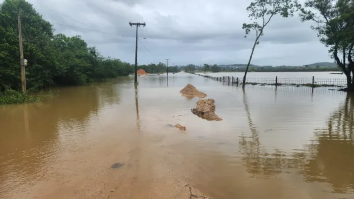 Cheia do Rio Urussanga bloqueia rodovia em Morro da Fumaça Trecho da Rodovia Fortunato Salvan completamente alagado devido ao transbordamento do Rio Urussanga, que resultou na interdição da via entre Morro da Fumaça e Treze de Maio.