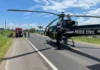 Helicóptero da Polícia Civil (SAER) pousado na rodovia durante o resgate do ciclista atropelado, com equipe do SAMU e socorristas trabalhando ao fundo.