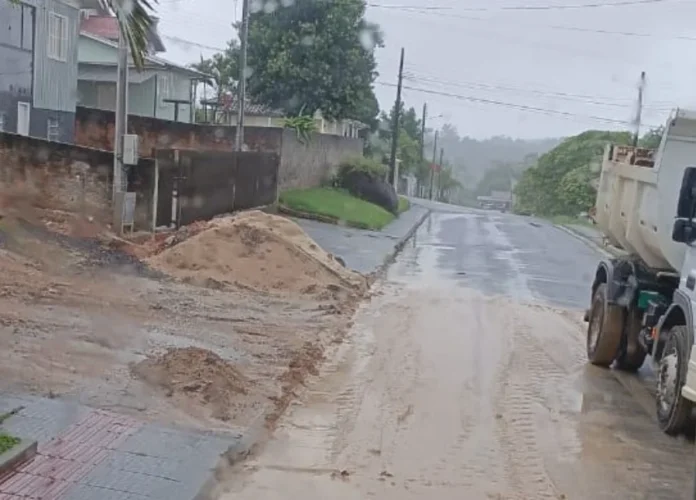 Cocal do Sul faz mutirão de limpeza após chuva de 90mm Caminhão da infraestrutura realiza limpeza de lama e areia em rua de Cocal do Sul após fortes chuvas