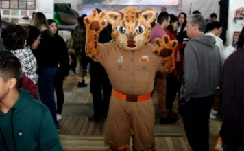 Colégio Unesc promove tarde de diversão na Santa Luzia Mascote Pintado, do Museu de Zoologia, acenando para o público durante evento promovido pelo Colégio Unesc.