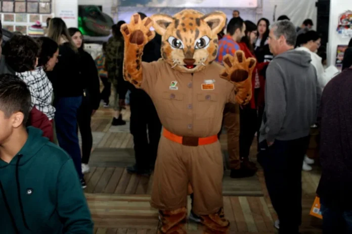 Colégio Unesc promove tarde de diversão na Santa Luzia Mascote Pintado, do Museu de Zoologia, acenando para o público durante evento promovido pelo Colégio Unesc.
