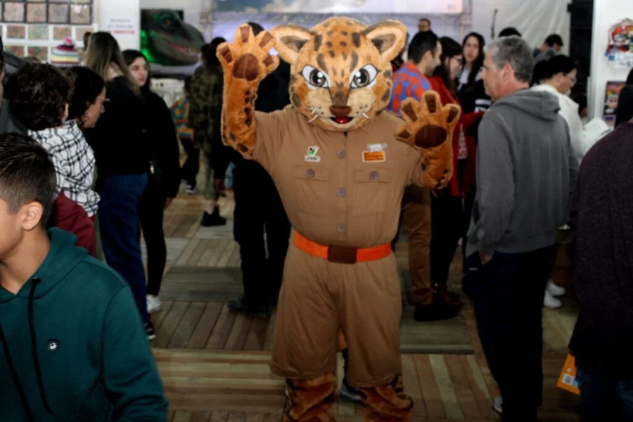 Mascote Pintado, do Museu de Zoologia, acenando para o público durante evento promovido pelo Colégio Unesc.