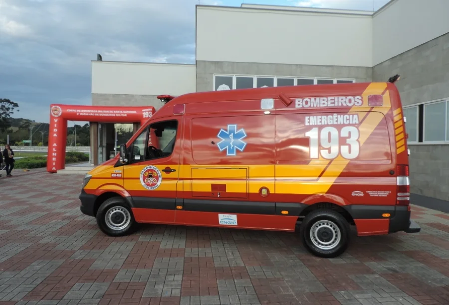 Foto ilustrativa de uma ambulância ASU do Corpo de Bombeiros Militar de Santa Catarina, similar à utilizada para o atendimento das vítimas da colisão na Avenida dos Italianos, em Criciúma.