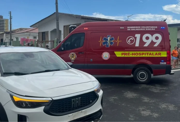 Colisão entre carro e moto deixa mulher ferida no Rincão Atendimento de acidente no Balneário Rincão. Colisão entre carro e moto na Rua da Matriz deixa mulher com escoriações; vítima foi encaminhada pelos Bombeiros Voluntários ao Hospital São Donato.